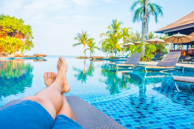 férias ao lado da piscina sol verão de natação