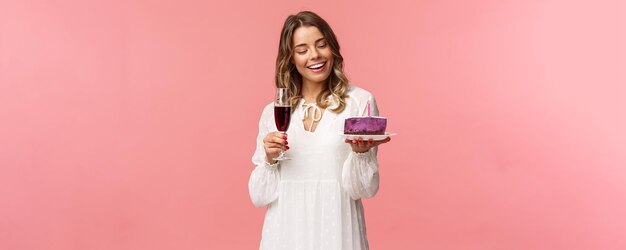 Férias de primavera e retrato de conceito de festa de uma jovem loira e elegante segurando um copo de vinho