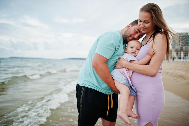 Férias de verão Pais e pessoas atividade ao ar livre com crianças Boas férias em família Pai grávida mãe bebê filha na praia de areia do mar