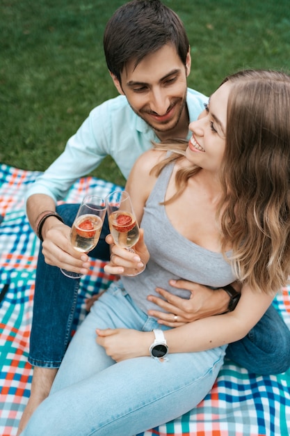 Foto grátis férias de verão, pessoas, romance, conceito de namoro, casal bebendo vinho espumante enquanto aproveitam o tempo juntos em casa no quintal