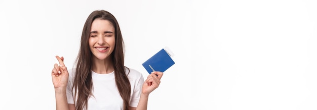 Foto grátis férias de viagem conceito de verão implorando feliz e alegre menina morena em camiseta de olho fechado