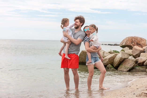 Foto grátis férias em família pais e filhos na praia do mar dia de verão