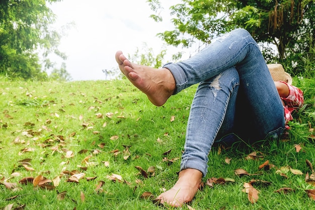 Foto grátis férias femininas expressão ao ar livre verão deitado