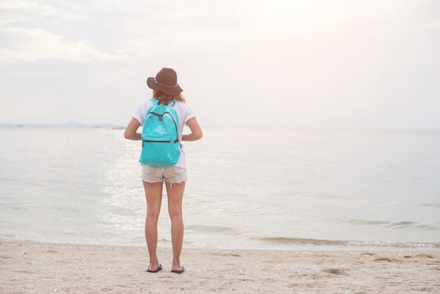 Férias na natureza mulher praia pessoas