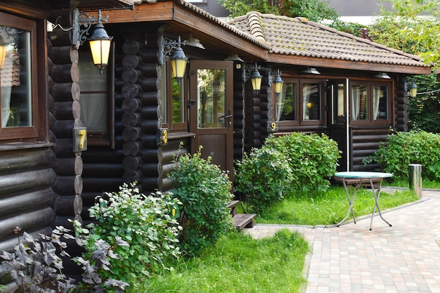 Férias no campo em casas de madeira. um lugar aconchegante para umas férias em família nas cabines. Foto Premium