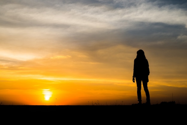 Férias silhueta liberdade jovem feliz