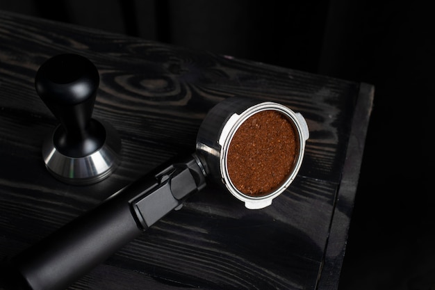Foto grátis ferramenta usada em uma máquina de café durante o processo de fabricação do café