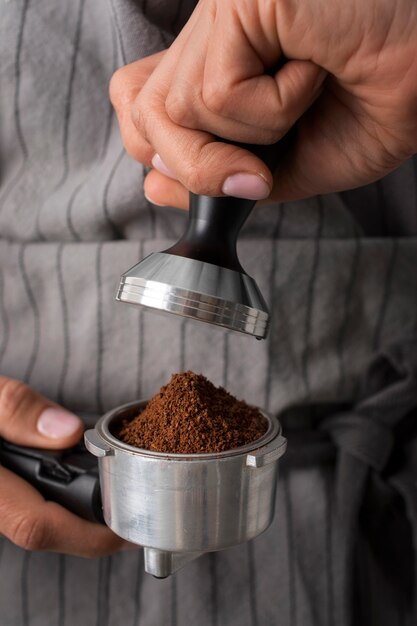 Ferramenta usada em uma máquina de café durante o processo de fabricação do café