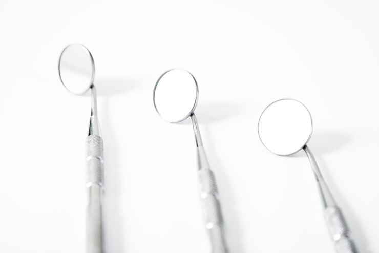 Foto grátis ferramentas de equipamentos médicos odontológicos de metal espelho dental