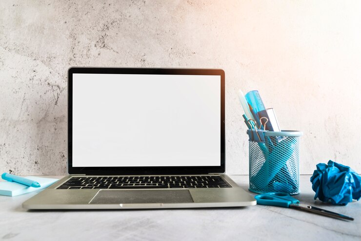 Foto grátis ferramentas de escritório de laptop e papelaria na mesa