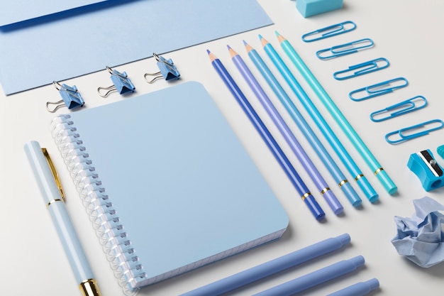 Foto grátis ferramentas de notebook e mesa de alto ângulo