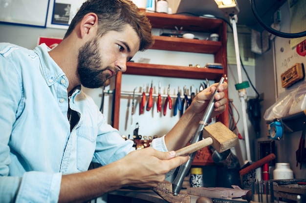 Ferramentas de ourives diferentes no local de trabalho de jóias. Joalheiro no trabalho em jóias.