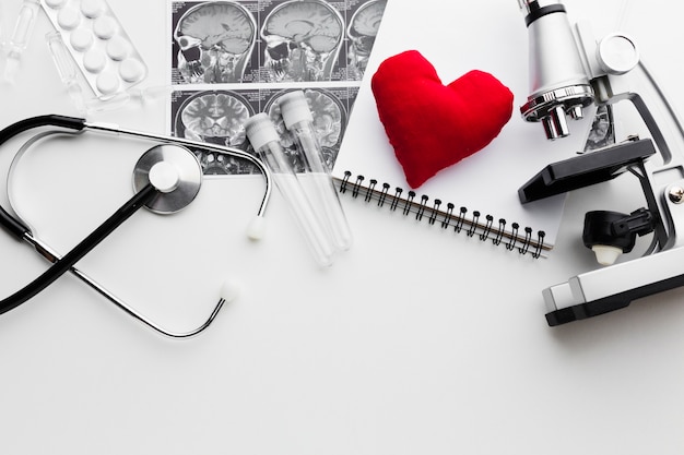 Foto grátis ferramentas médicas preto e branco e coração vermelho