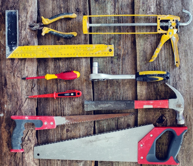 Foto grátis ferramentas na mesa de madeira