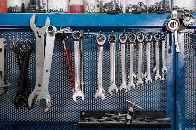 Foto grátis ferramentas para criação de bicicletas em oficina