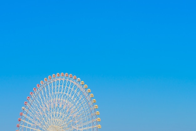 Foto grátis ferris wheel com céu azul