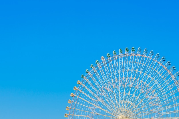 Ferris Wheel com céu azul