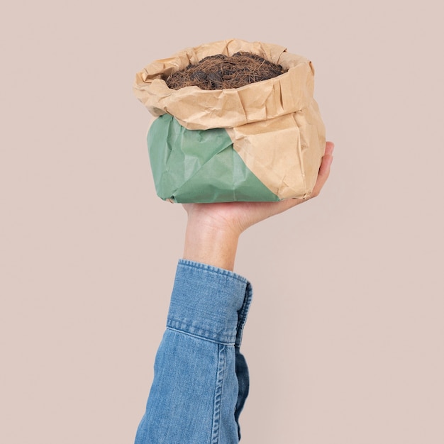 Foto grátis fertilizante de fibra de coco para jardinagem em embalagem verde