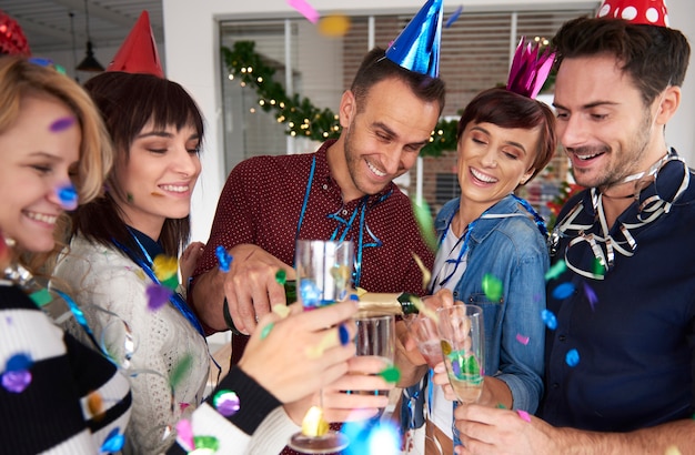 Foto grátis festa de ano novo na empresa