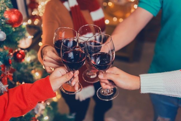 Festa de natal e ano novo com amigos asiáticos. inverno e final de ano comemorando com beber vinho tinto.