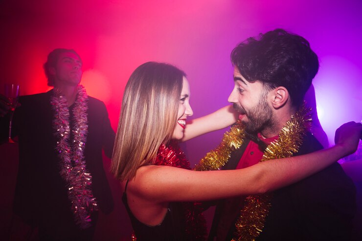 Foto grátis festa do clube de ano novo com danças de casal