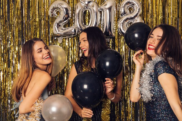 Festa do clube do ano novo com três meninas