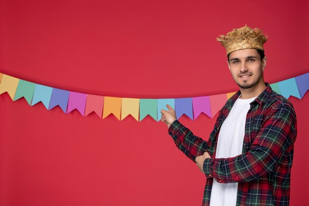 Festa junina animado jovem usando chapéu de palha comemorando o festival brasileiro convidando para festa