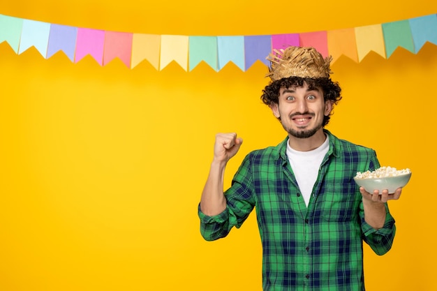 Festa junina jovem bonitinho de chapéu de palha e bandeiras coloridas festival brasileiro animado