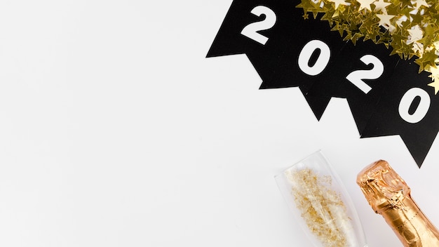 Festão com 2020 e champanhe cópia espaço plano de fundo