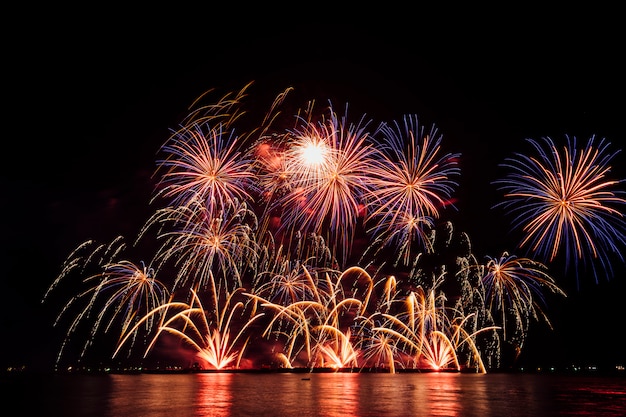 Foto grátis festival de fogo de artifício na tailândia