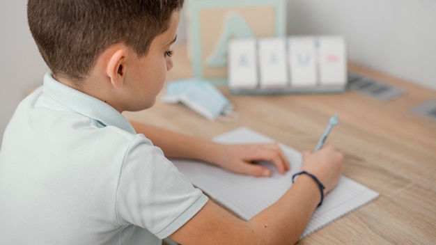 Ficar dentro de casa, escola em casa