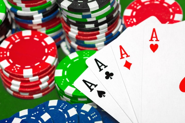 Fichas de pôquer na mesa