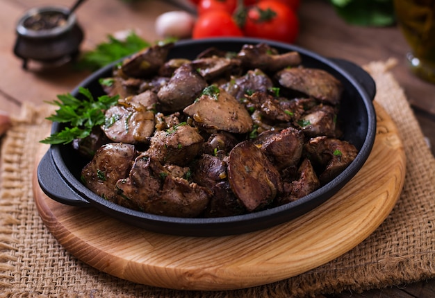 Foto grátis fígado de frango frito com cebola e ervas