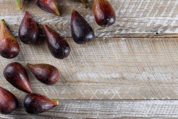 Figos de missão plana leigos na mesa de madeira. espaço horizontal para texto