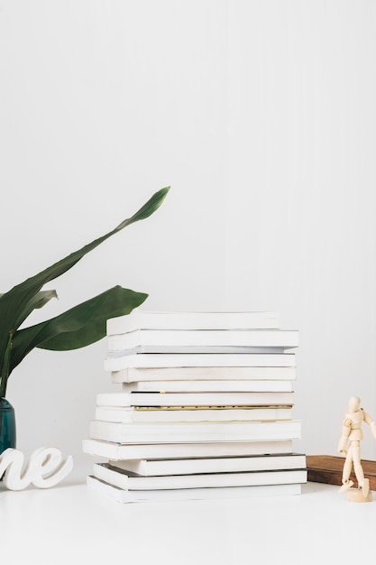 Foto grátis figura humana e planta perto de livros