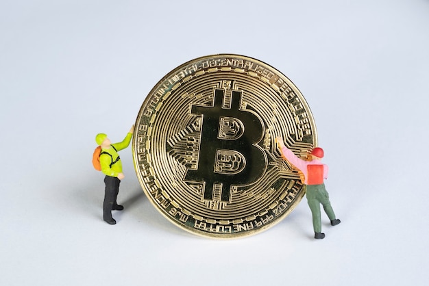 Figuras de minerador macro trabalhando em bitcoin. conceito de mineração de criptomoeda virtual