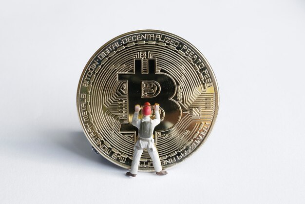 Figuras de minerador macro trabalhando em bitcoin. conceito de mineração de criptomoeda virtual