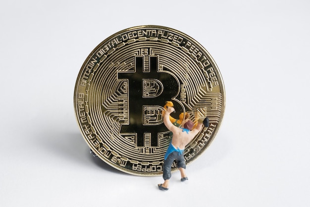 Figuras de minerador macro trabalhando em bitcoin. conceito de mineração de criptomoeda virtual
