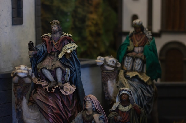 Figuras de sábios em camelos reis magos presépio cristianismo representação da religião