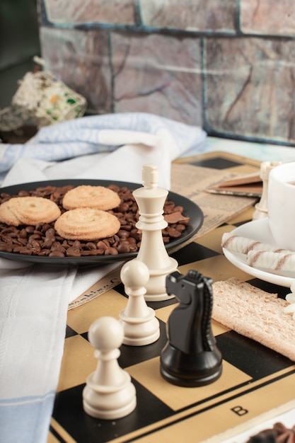Figuras de xadrez e uma bandeja de biscoitos