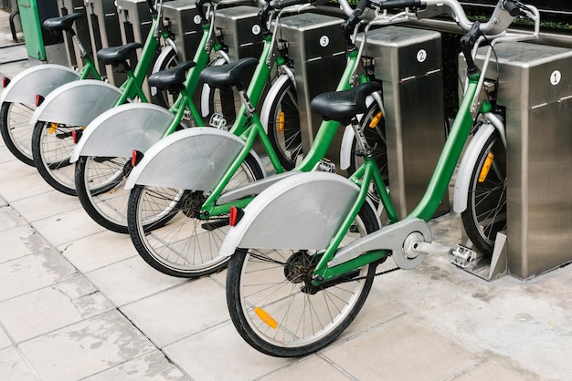 Foto grátis fila de bicicletas de aluguer estacionadas