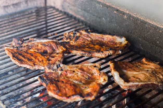 Filé de carne assada na grelha de grelha de metal