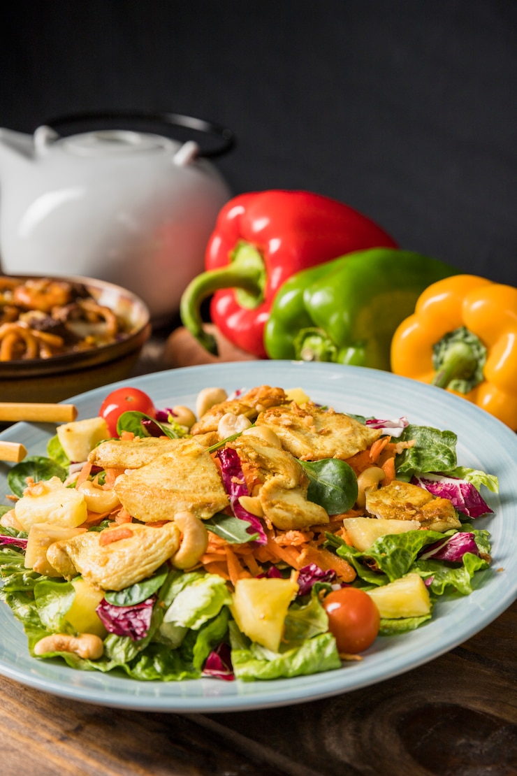 Foto grátis filé de frango assado e legumes salada na placa cerâmica