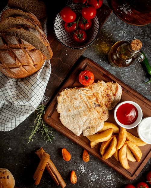 Filé de frango com batata e ketchup