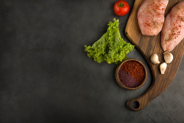 Foto grátis filé de frango cru servido com verduras e molhos