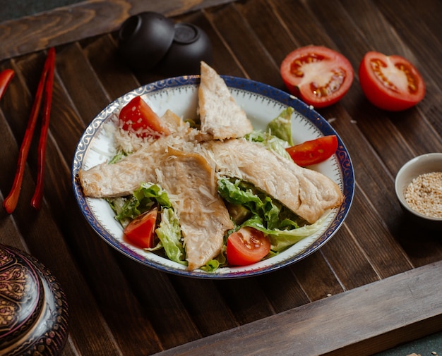 Filé de peixe com salada de legumes.