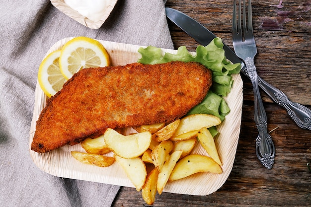 Foto grátis filé de peixe delicioso com batatas fritas