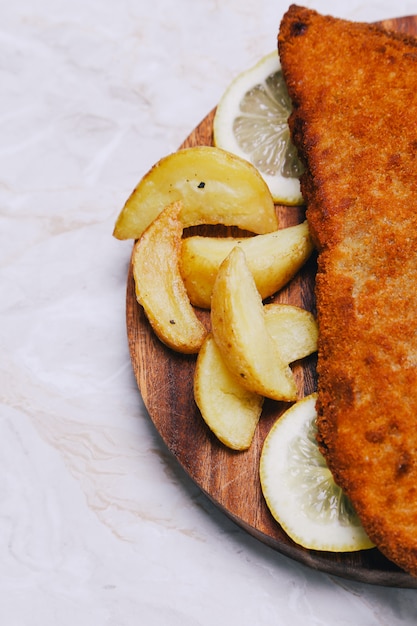 Filé de peixe delicioso com batatas fritas