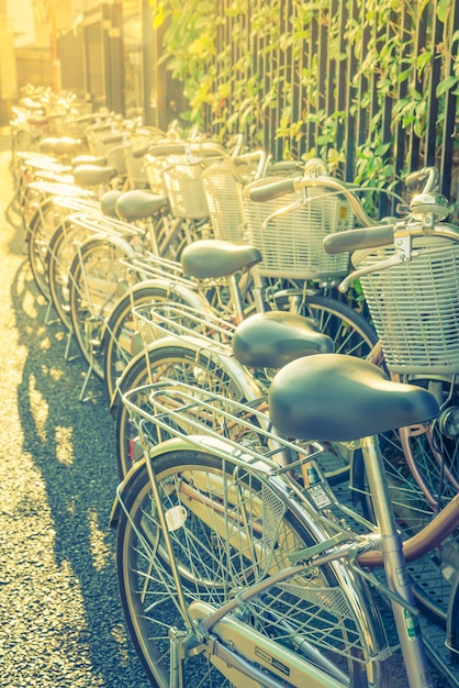 Fileira do estacionamento de bicicletas (imagem filtrada processados ​​efeito vintage.