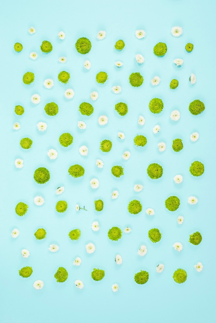 Foto grátis fileira do teste padrão de flor no fundo azul